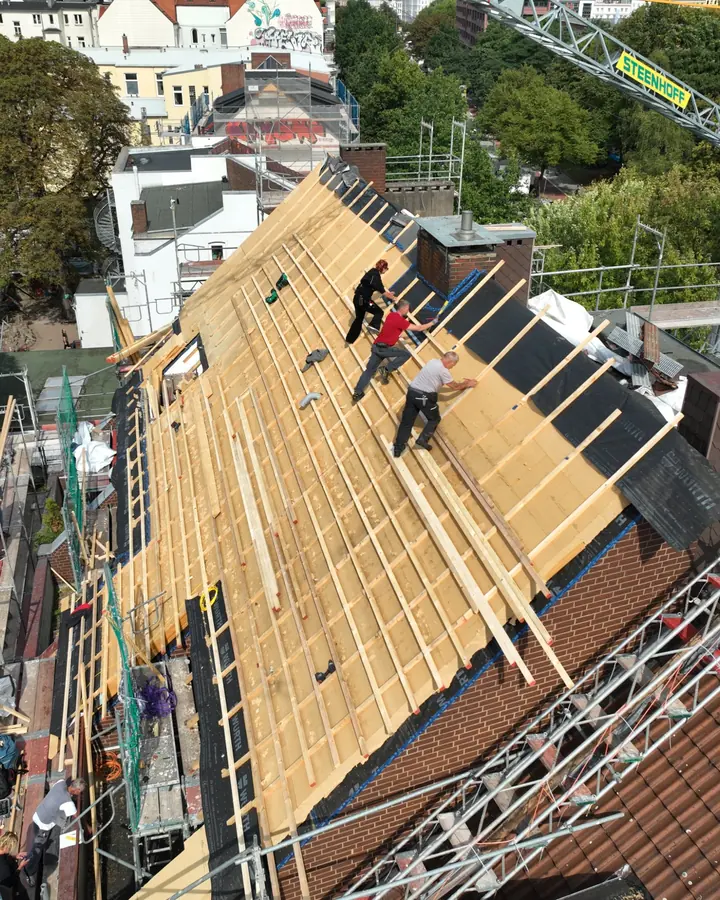 Drohnenaufnahme einer Dachbaustelle in Hamburg mit Zimmerleuten bei der Arbeit