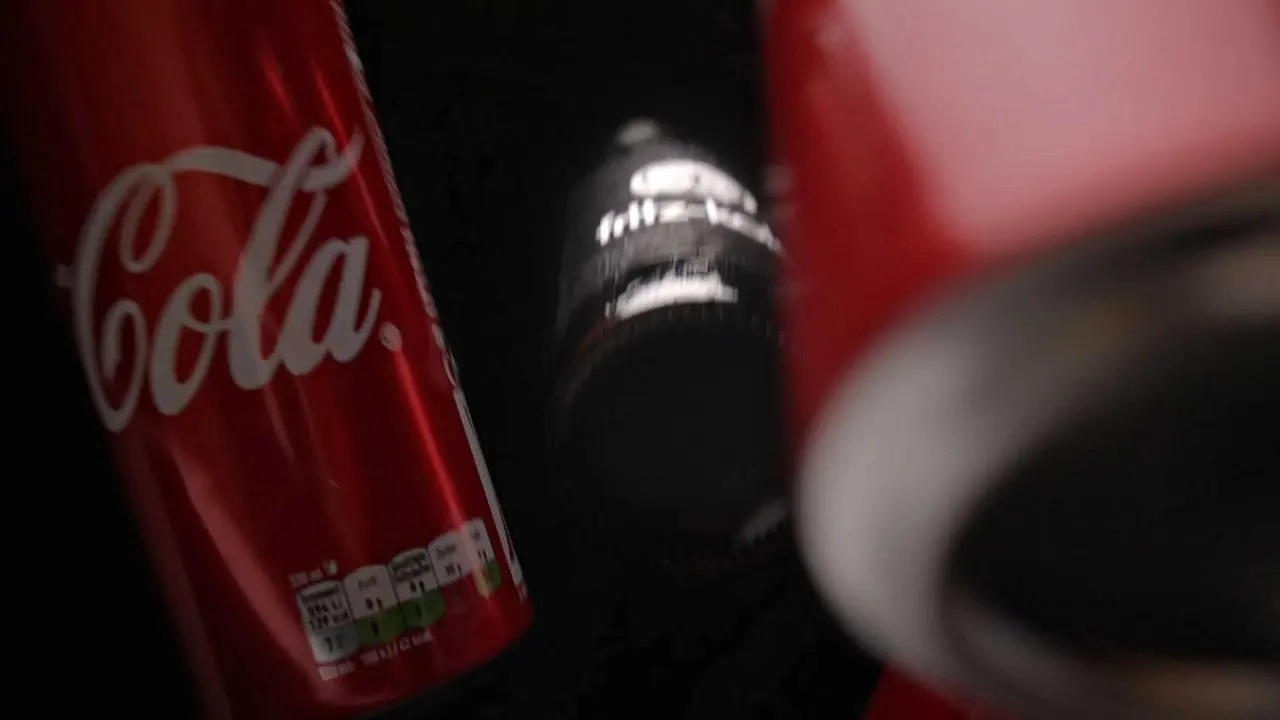 Werbefilm Hamburg: Kinoreifer Werbespot, Standbild mit Cola-Dosen