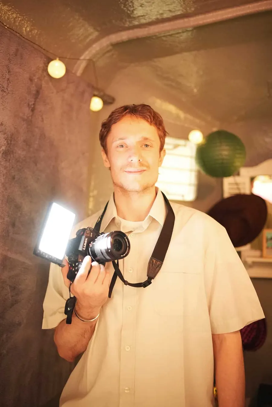 Tim Feder, Kameramann aus Hamburg, mit Lumix-Kamera und LED-Licht