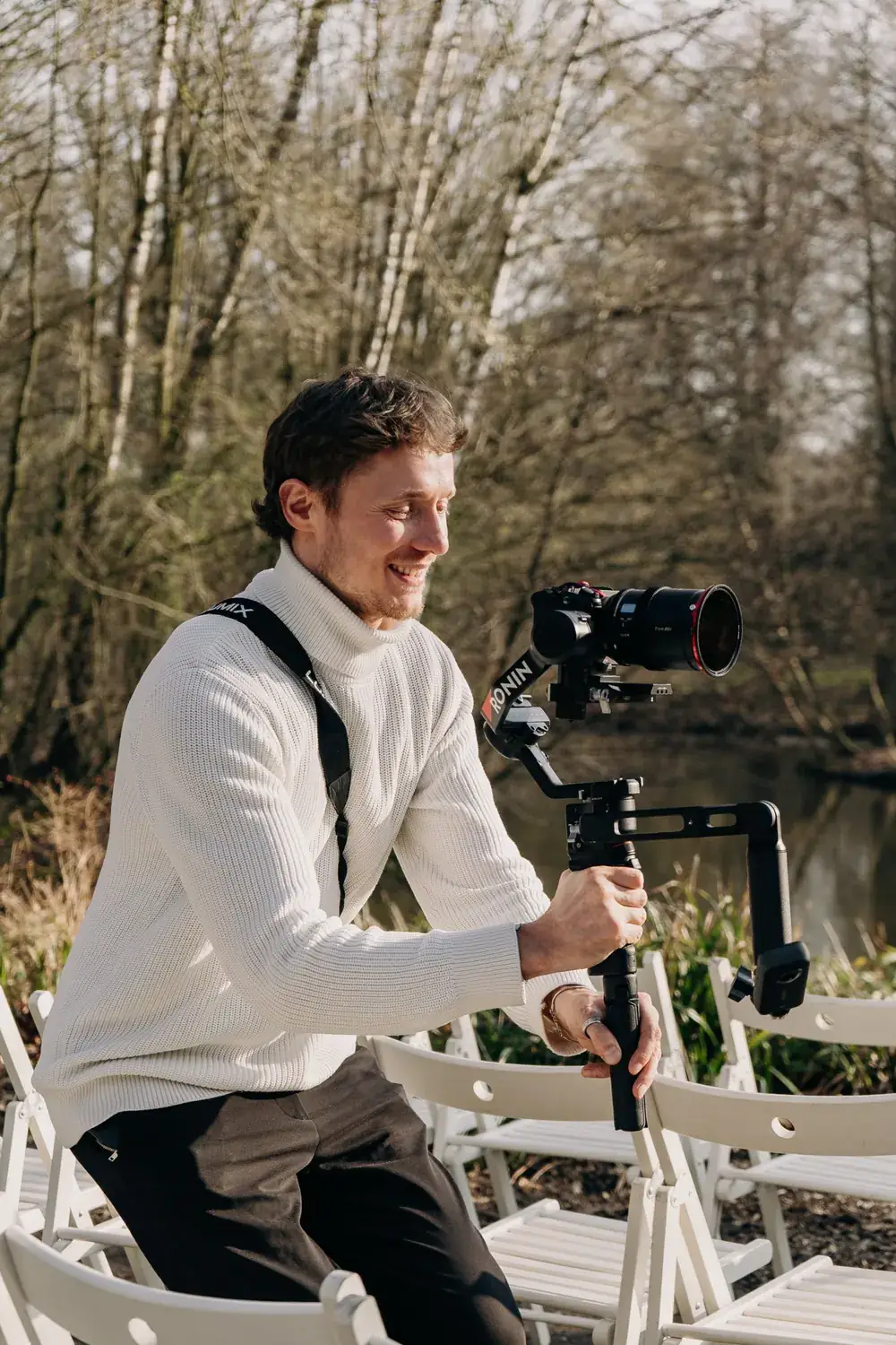 Tim Feder, Videograf aus Hamburg, mit Gimbal und Kamera bei einem Dreh